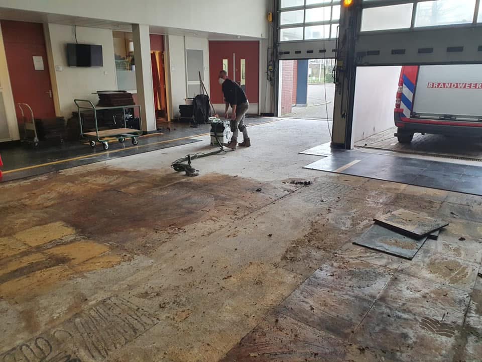 Bestaande vloer wordt verwijderd tijdens de renovatie bij de brandweer