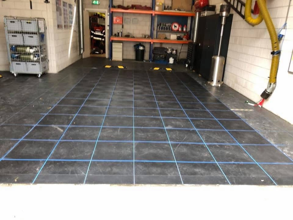 Vernieuwde PVC-vloer met blauwe lasnaden bij de brandweer