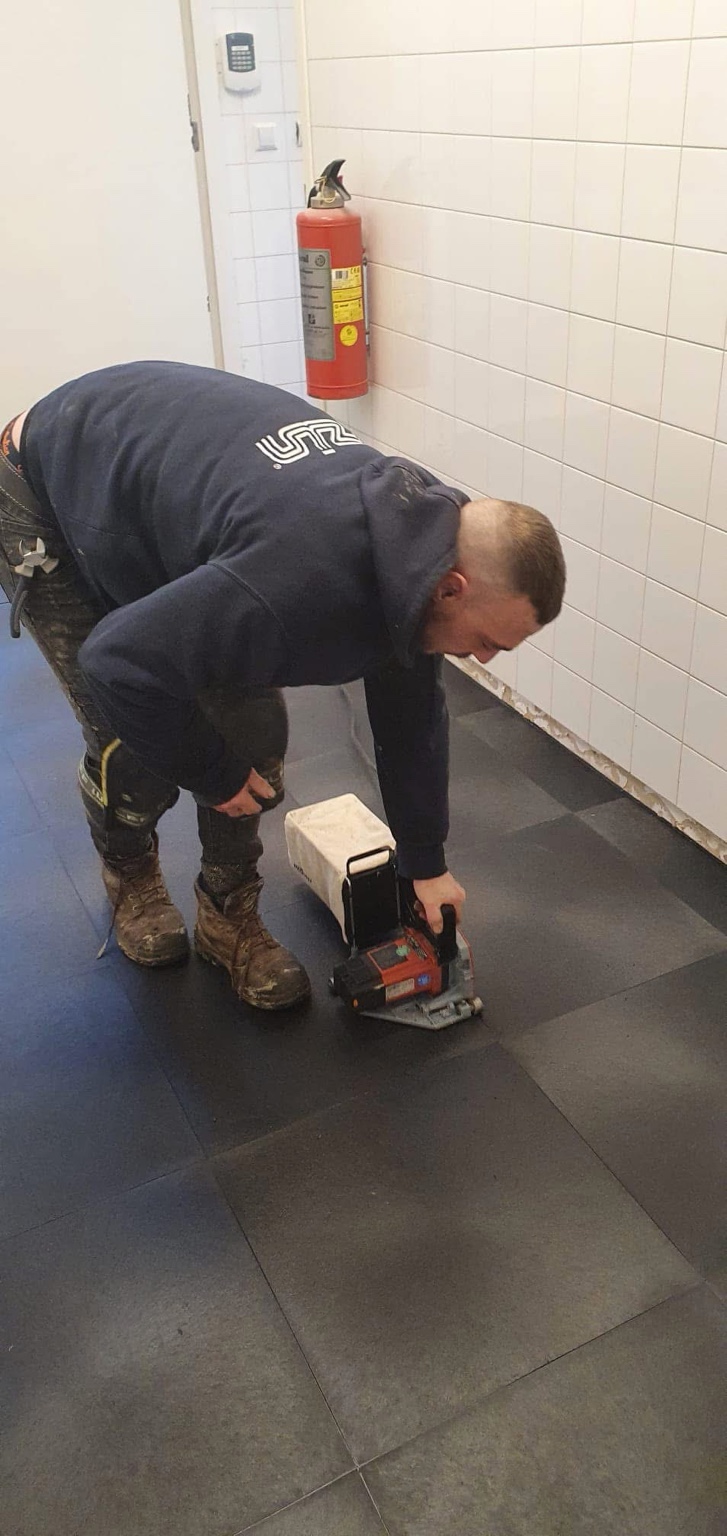PVC-bedrijfsvloer bij De Broeren in Zwolle tijdens het openfrezen van de naden met een Maffel voegenfrees