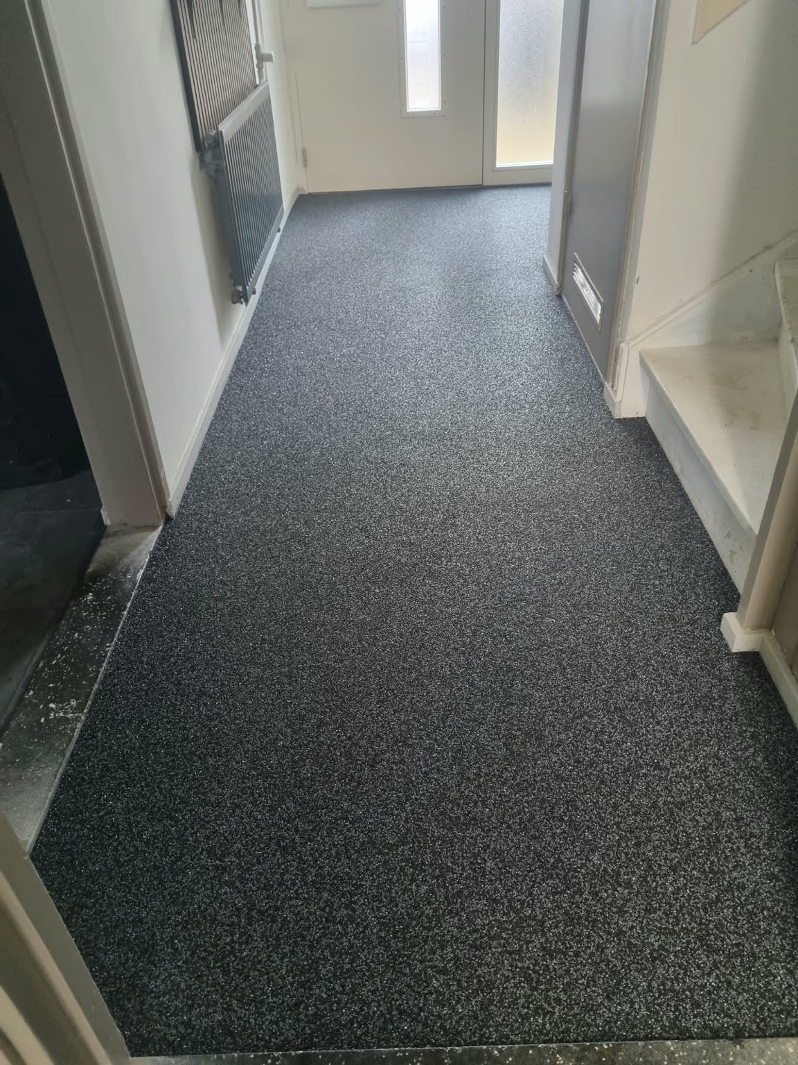 Epoxy grindvloer in de hal van een particuliere woning in Roermond