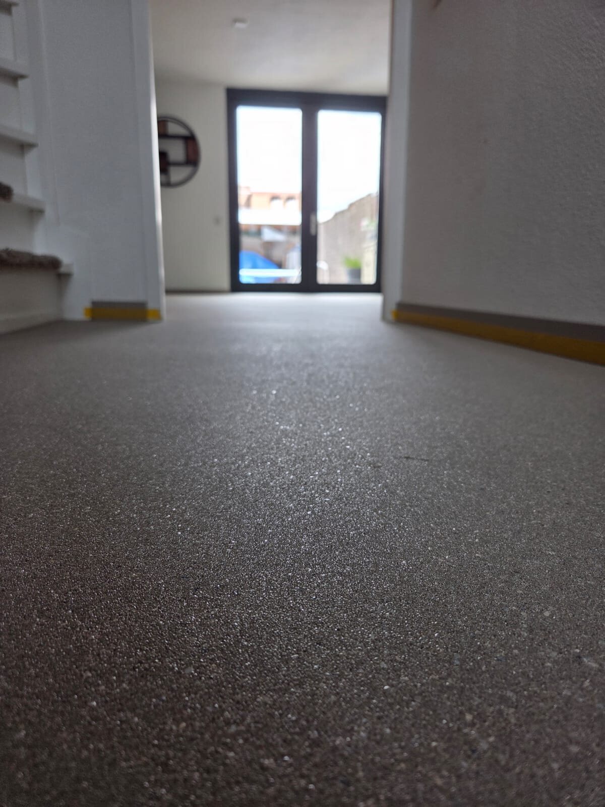 Detail van de fijne korrelstructuur van de epoxy troffel- en mortelvloer