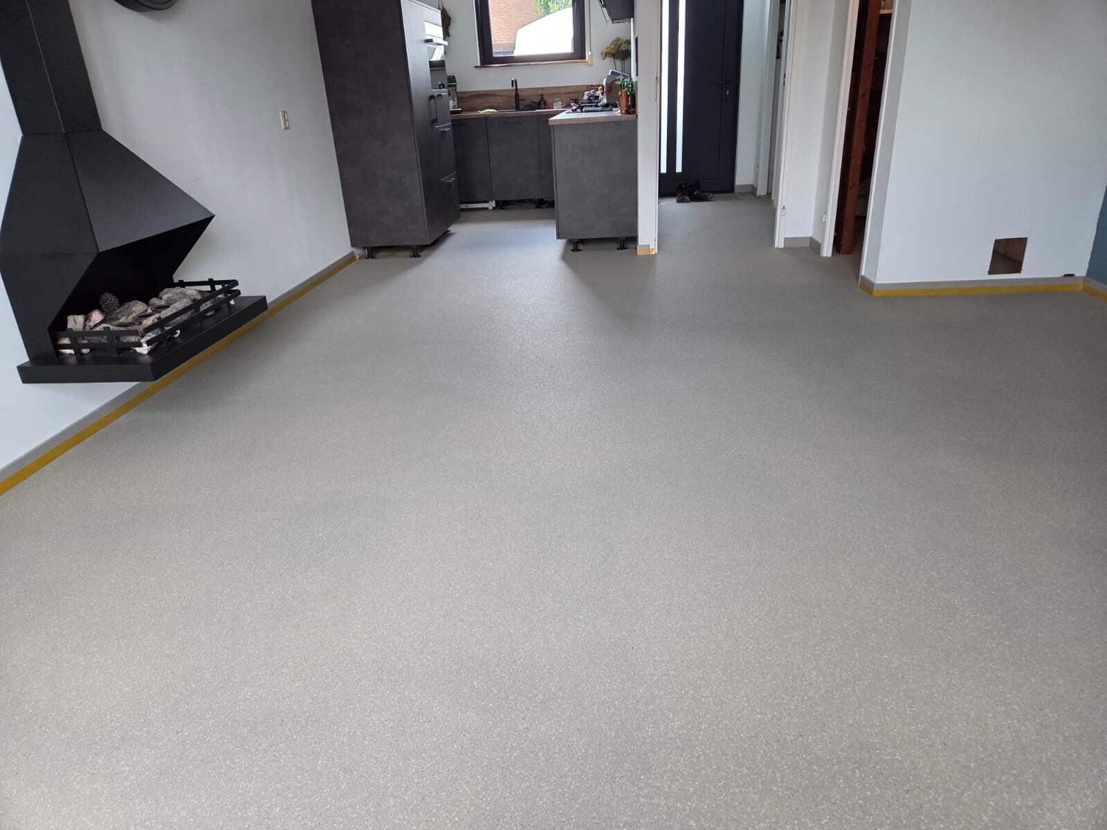 Epoxy troffel- en mortelvloer doorgelegd vanuit de woonkamer naar de keuken
