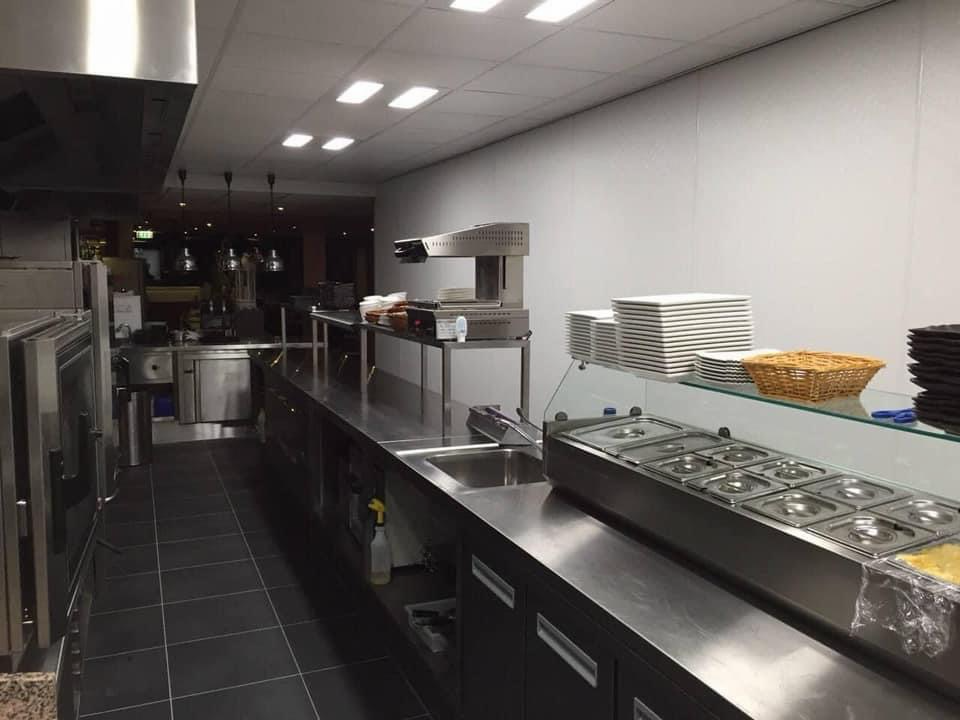 HACCP-wandafwerking en vloer in een professionele grootkeuken