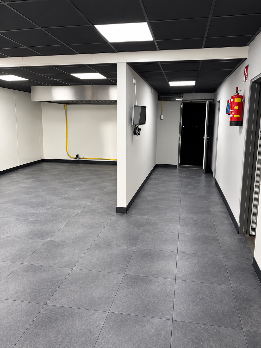 Afgeronde professionele ruimte met een nieuwe vloer, hygiënische wandafwerking en systeemplafond