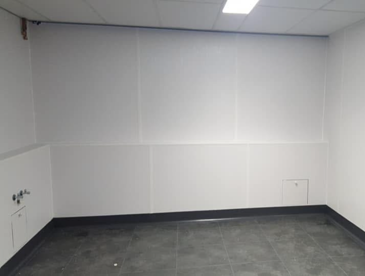 Overzicht van de afgewerkte wand, vloer en het systeemplafond