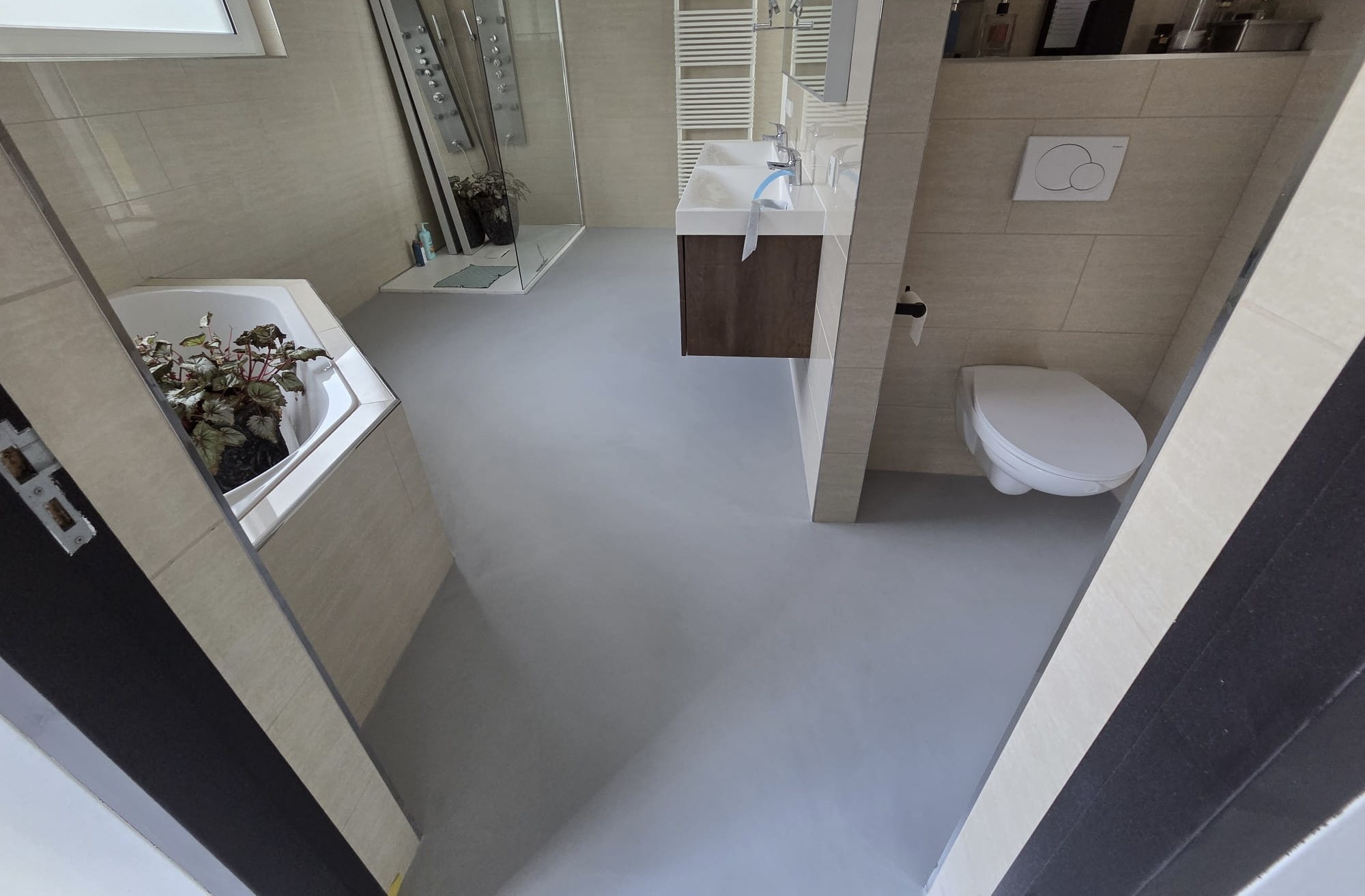 Naadloze epoxy-lavasteenvloer in een badkamer