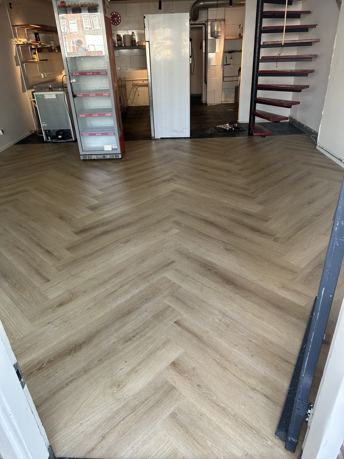 Plak-PVC met houtlook in de entree van een bedrijfsruimte