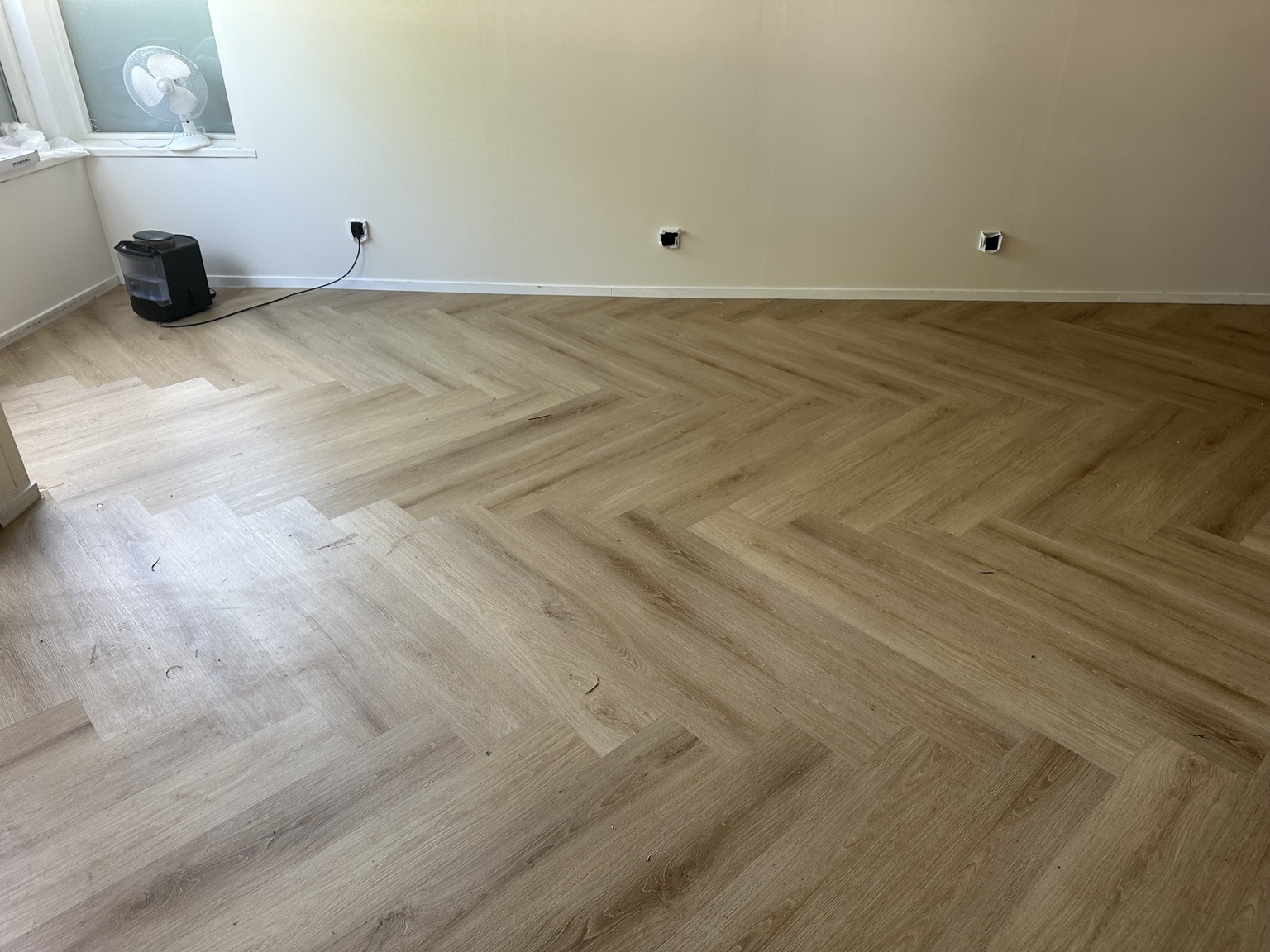 Bedrijfsmatig plak-PVC strak aangebracht langs de wanden