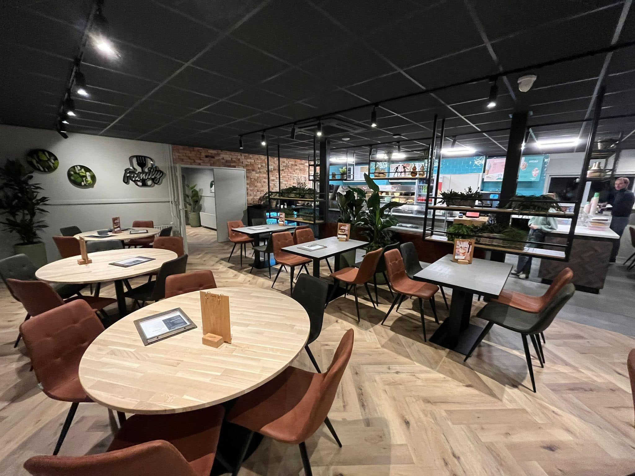 Bedrijfsmatige plak-PVC-visgraatvloer in het zitgedeelte van een restaurant
