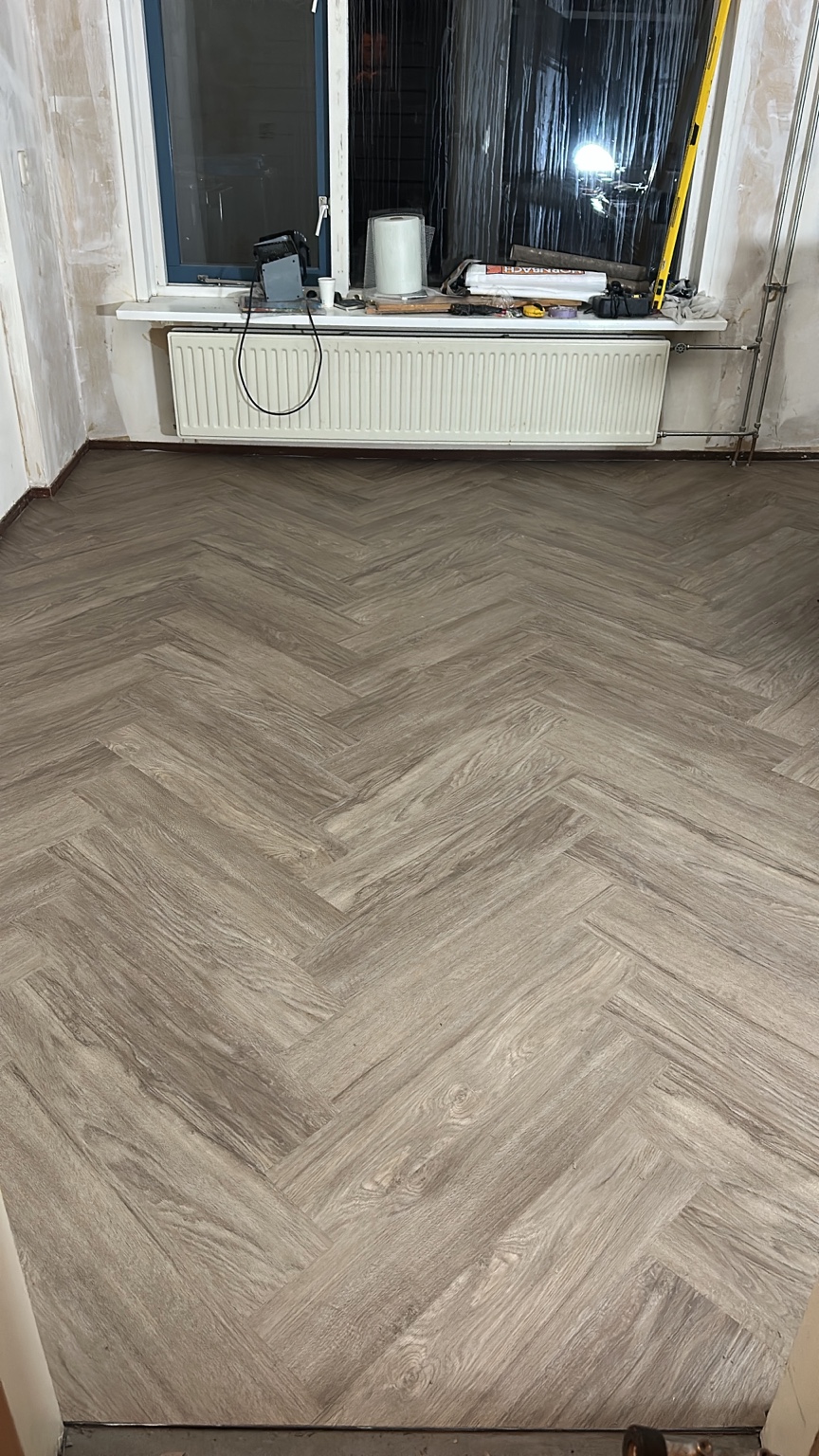 Detail van de strak gelegde plak-PVC-visgraatvloer