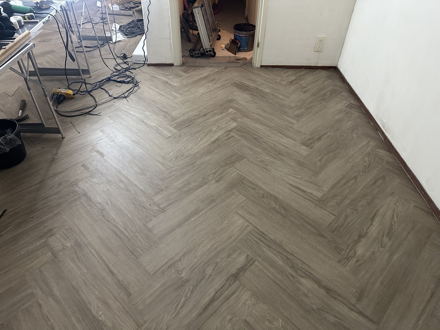 Overzicht van plak-PVC in visgraatpatroon in een particuliere woning