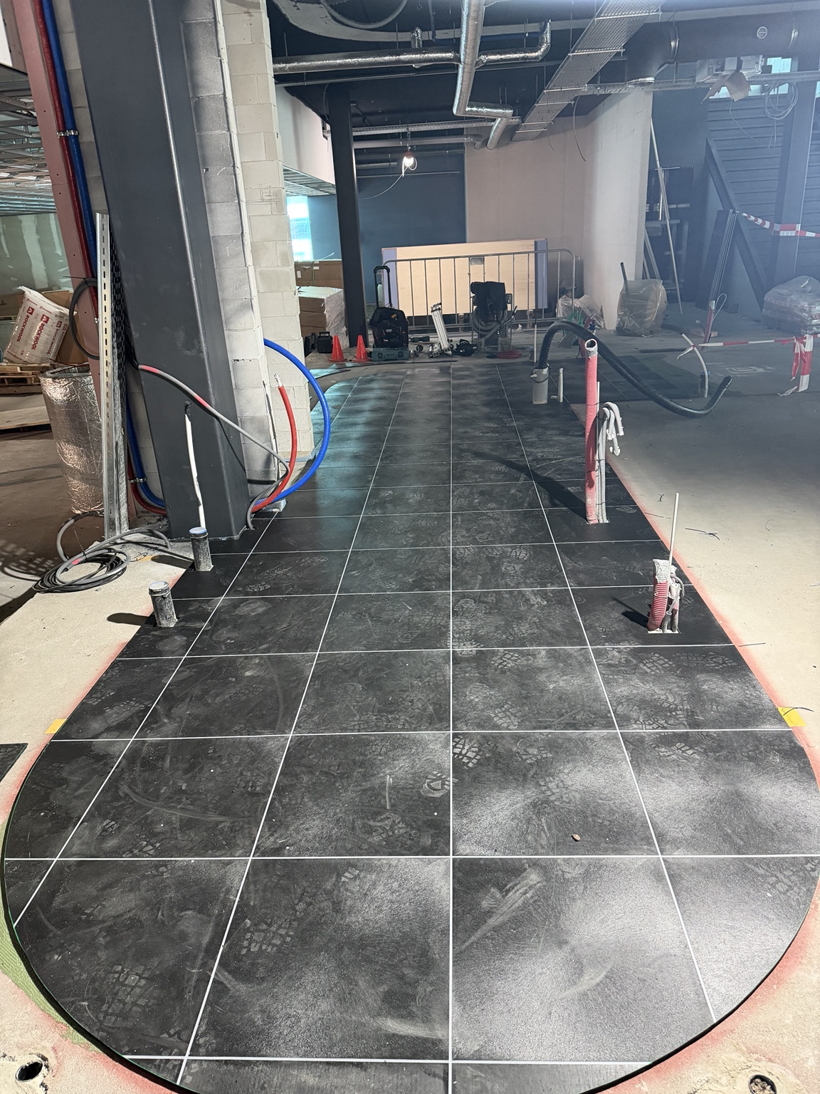 PVC-bedrijfsvloer voor een bar, op maat gesneden met een ronde contour