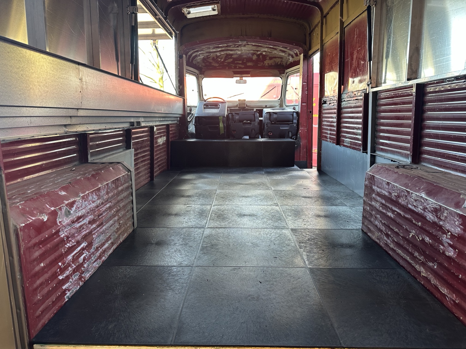 Antislip en vloeistofdichte PVC-bedrijfsvloer in een foodtruck