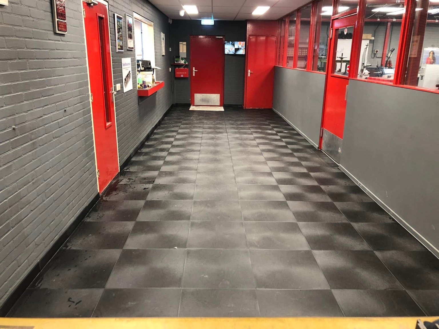 Donkergrijze PVC-bedrijfsvloer bij HMR Motorrevisie in Helmond