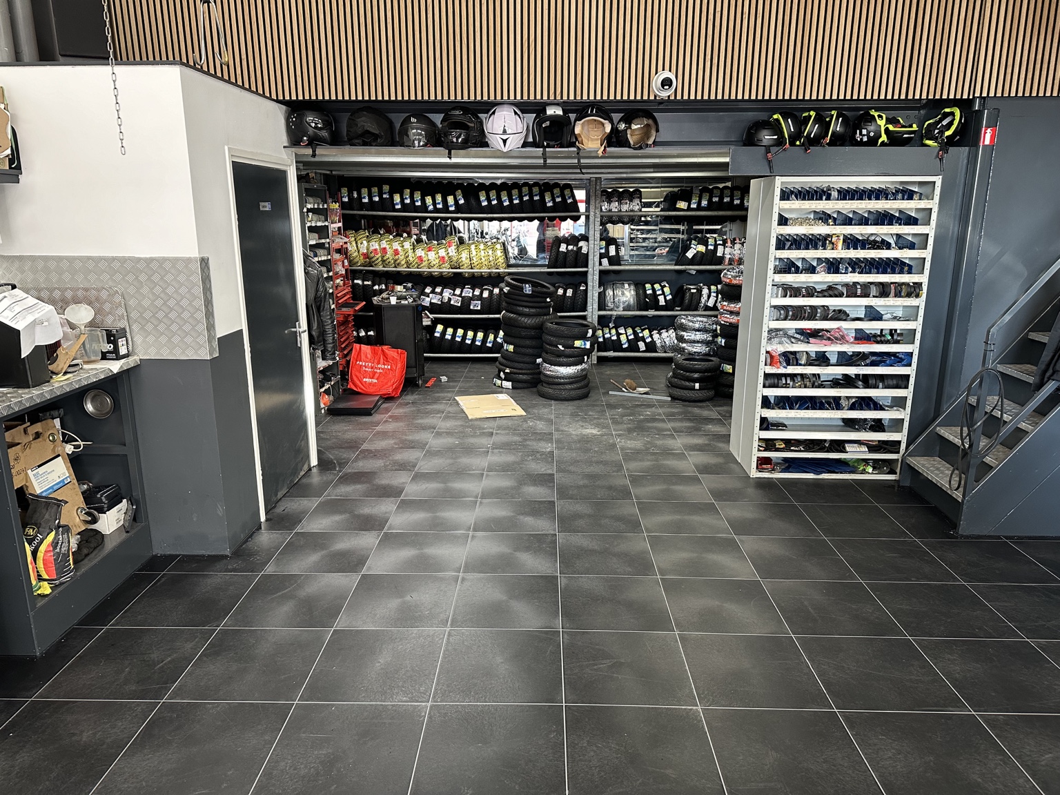 PVC-bedrijfsvloer gemonteerd in een scootergarage