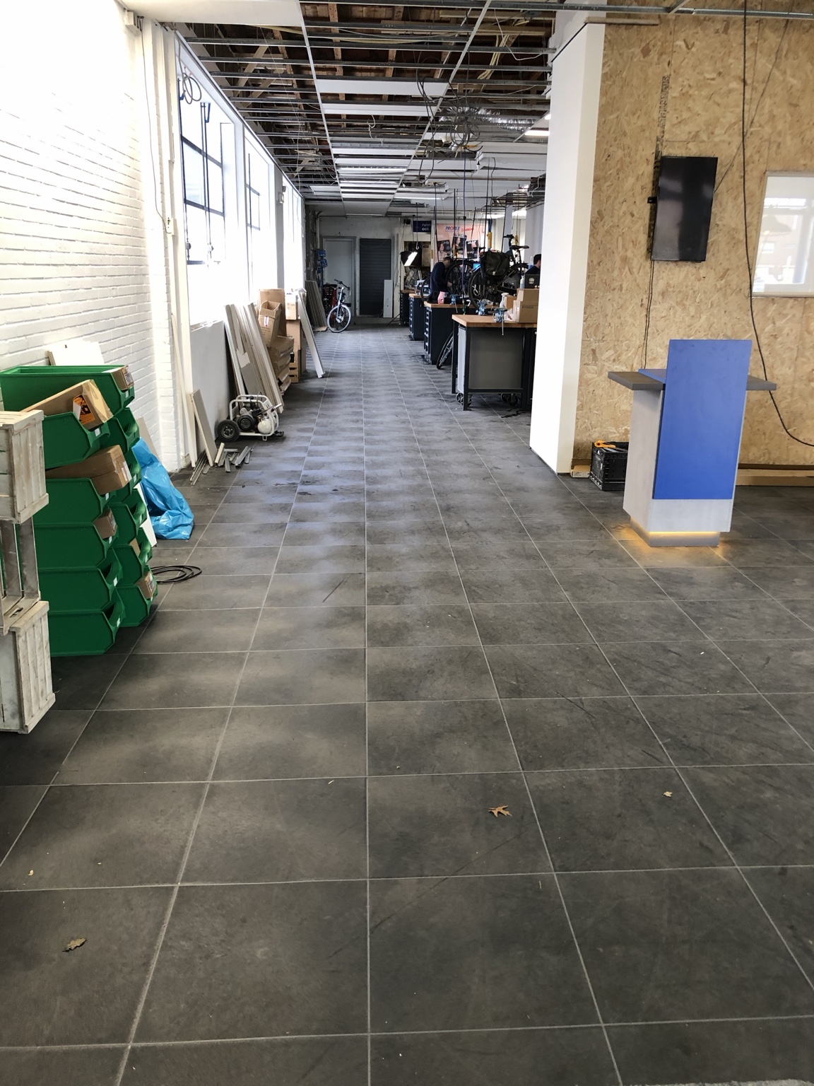 PVC-bedrijfsvloer en werkvloer in de winkel en werkplaats van een fietsenmaker