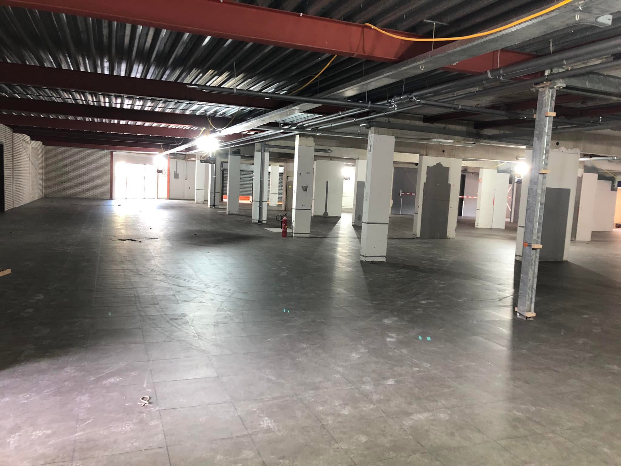 Betonlook PVC-cliptegelvloer in een winkelruimte van Albert Heijn