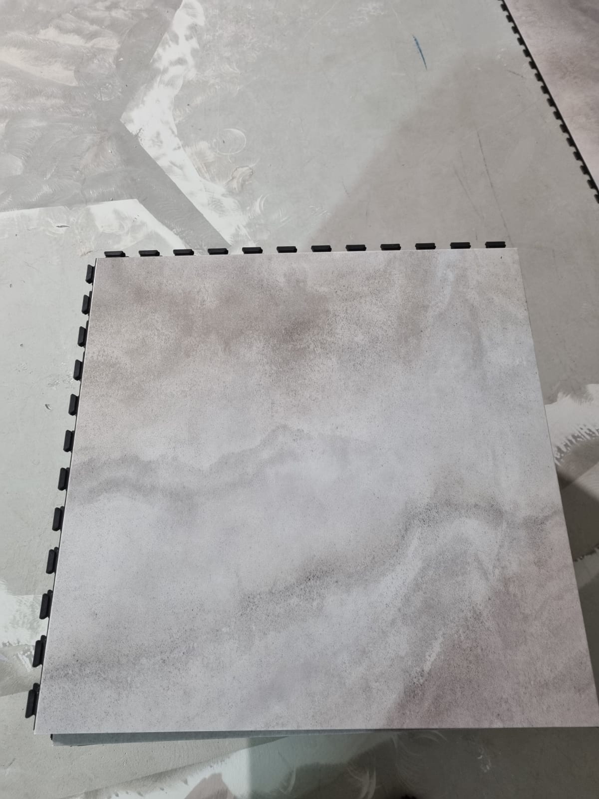 Detail van een bedrijfsmatige PVC-tegel met clipsysteem