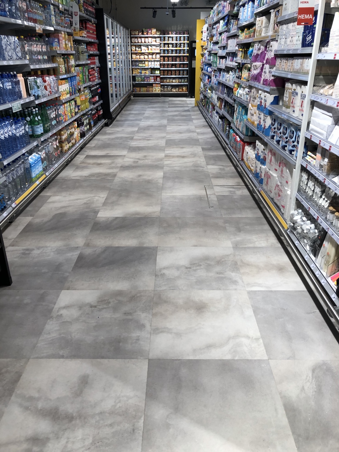 PVC-cliptegels in een winkelpad van een Jumbo-supermarkt