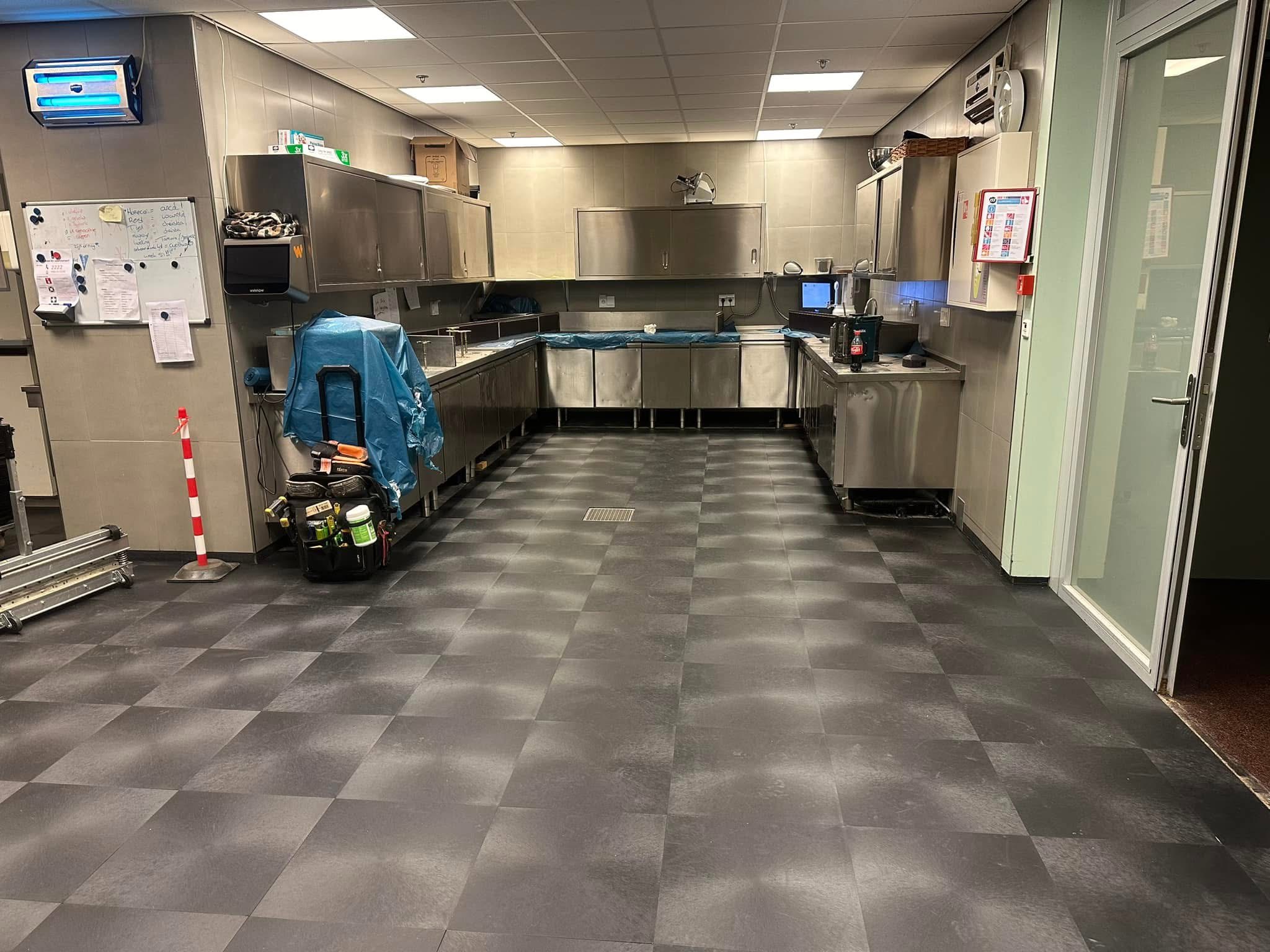 Professioneel gemonteerde industriële PVC-vloer in een horecaruimte