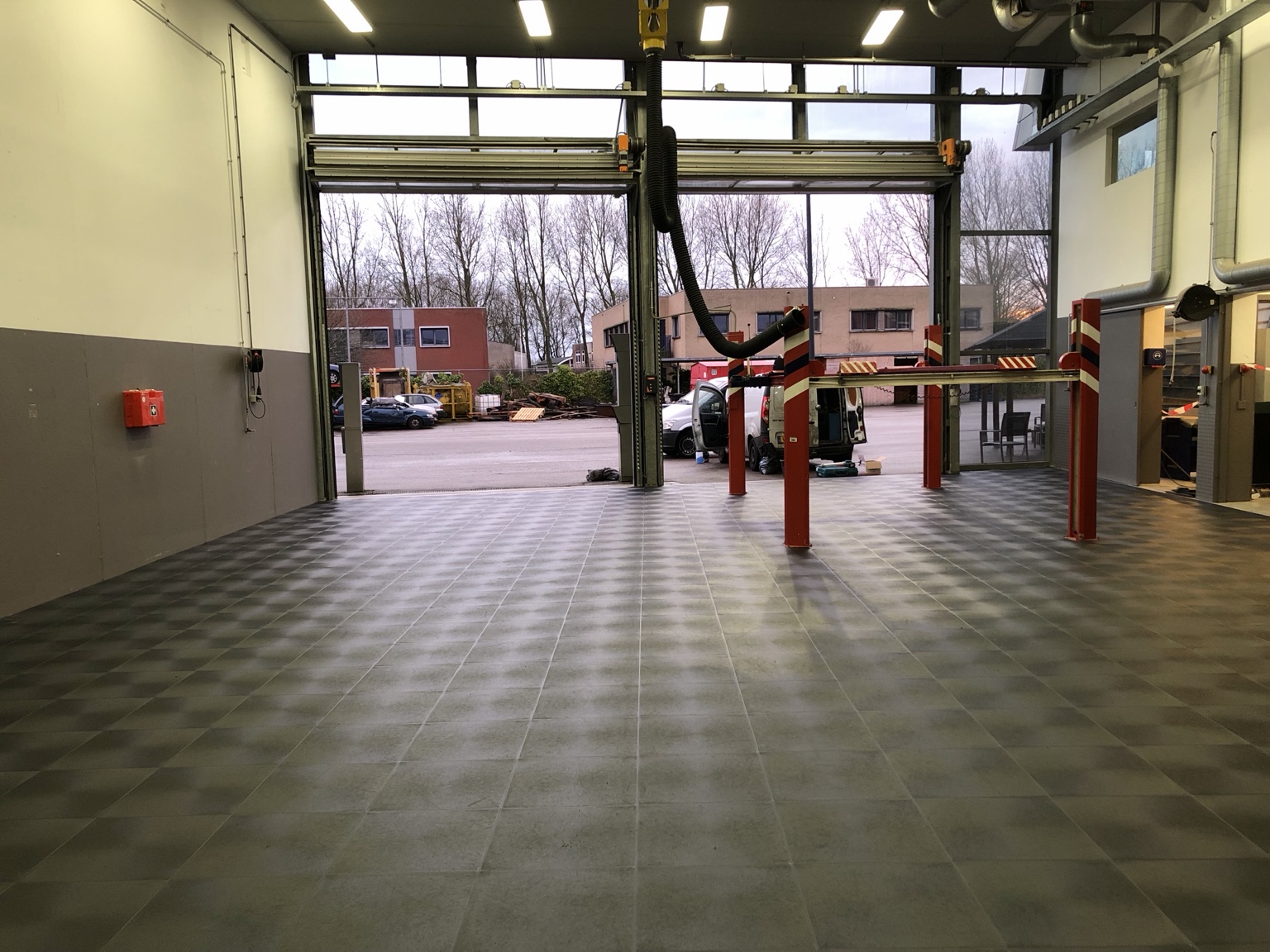Overzicht van de antislip PVC-werkvloer in de brandweerwerkplaats