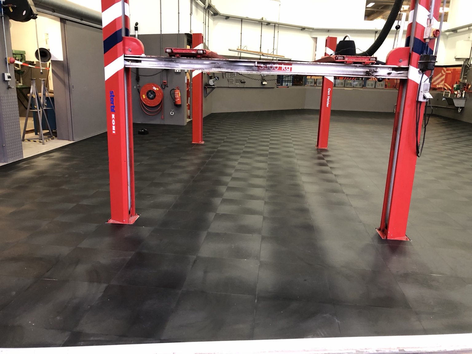 PVC-werkvloer rond de hefbruggen in de werkplaats van de brandweer
