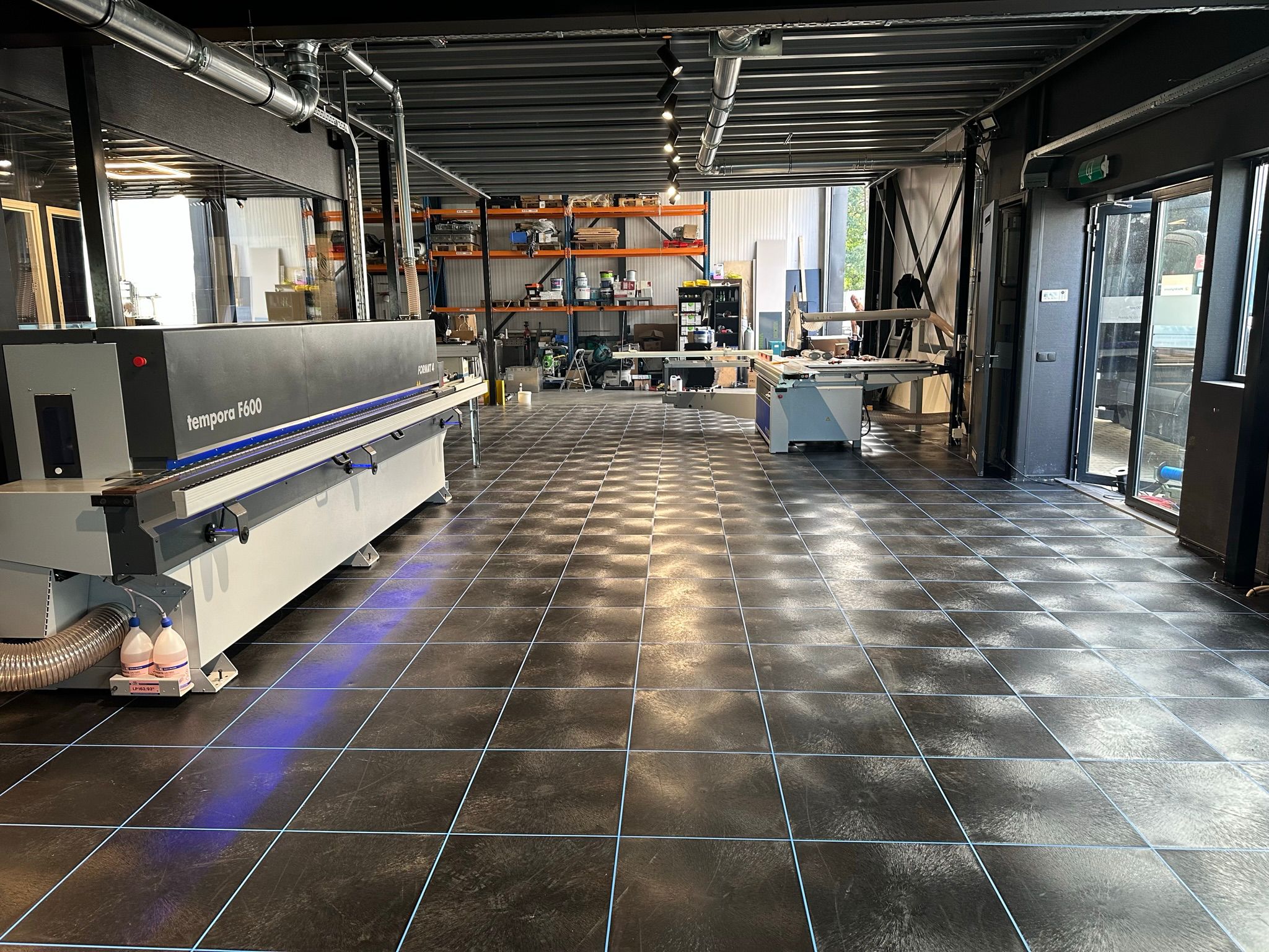 Gemonteerde industriële PVC-vloer in een bedrijfsruimte