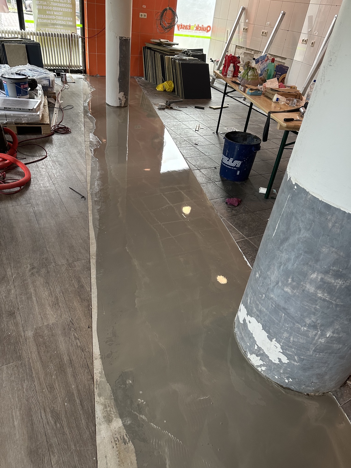 Voorbereiding van de ondervloer voor de PVC-designvloer in het restaurant