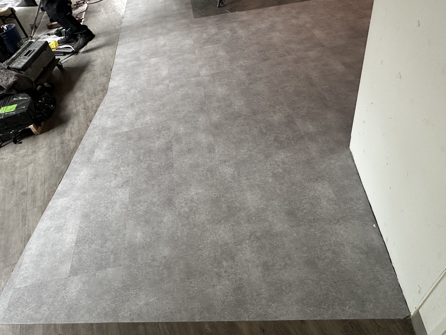 PVC-designtegels gelegd tijdens de restaurantrenovatie