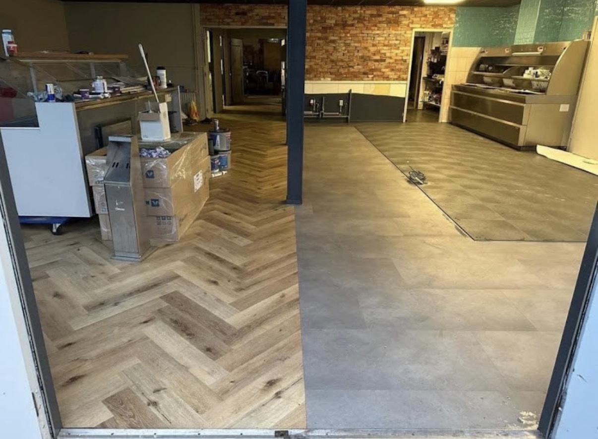 PVC-visgraatvloer en PVC-designtegelvloer bij een restaurant in Wolvega