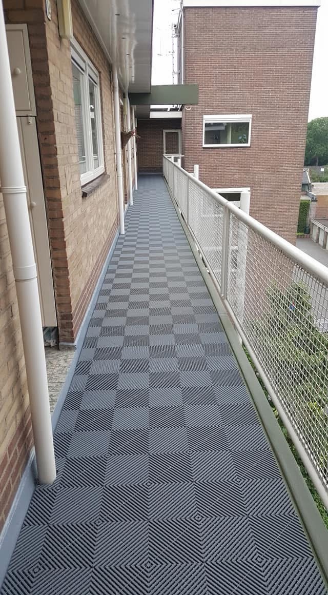 RibDeck-vloer met antislipstructuur op de galerij van een flatgebouw