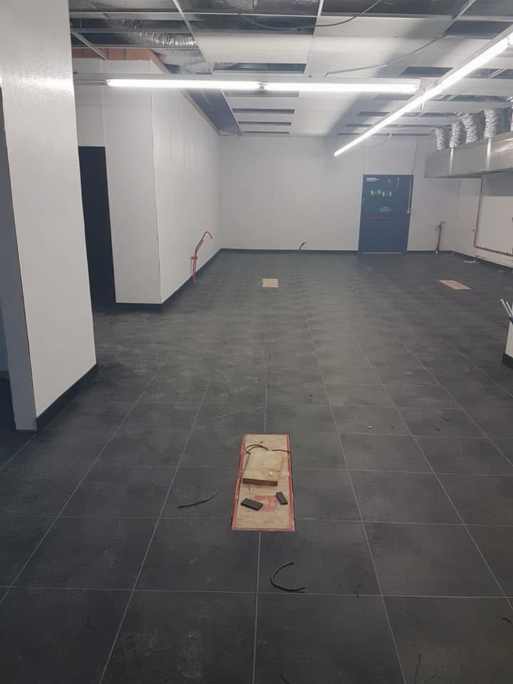 Wonderboard-wandpanelen en pvc-vloer tijdens de afbouw
