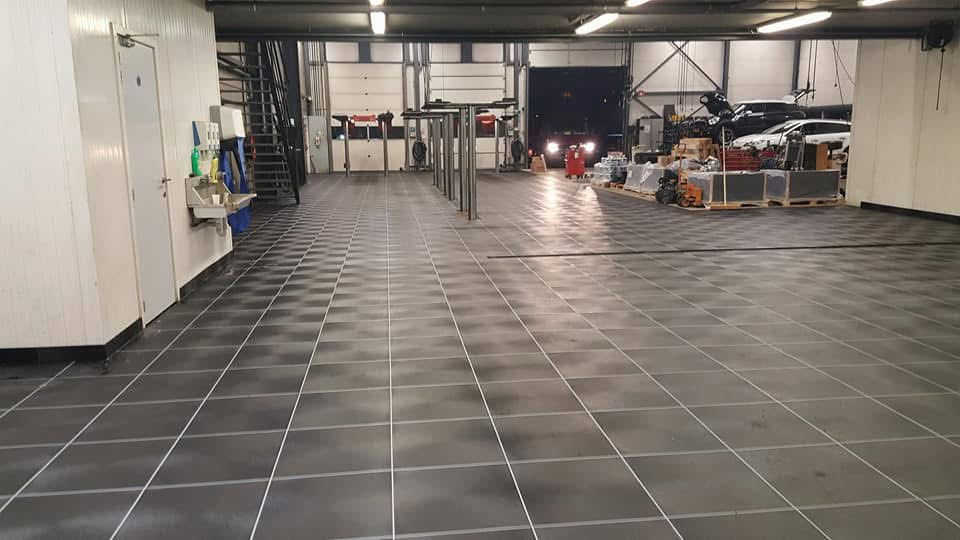 VEKA-vloersysteem gemonteerd in een autogarage in Maastricht