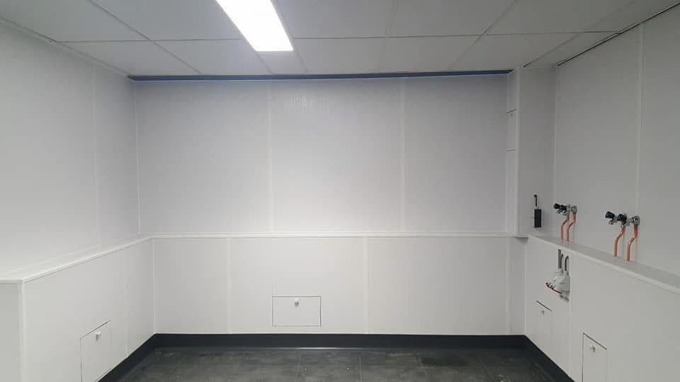 Witte Wonderboard HACCP-wandpanelen in een professionele ruimte